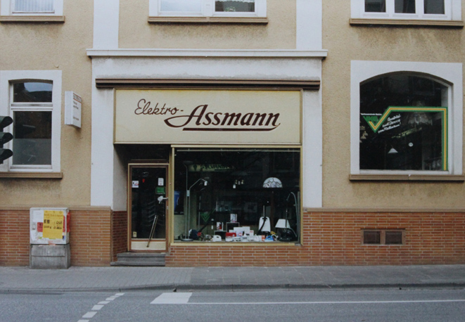 "Vom Kreislauf des Geldes" (Circulation of money), 
  installation by Kirsten Kötter, 
  exhibited at: "Dort" (There), 
  symposium for public art, Gießen 1998, 
  photograph: shop window of a retail store