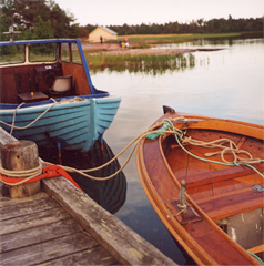 Kirsten Kötter, Painting Site-specific: 60° N / 20° O (Serie: NordNordOst), Alandinseln, Bootssteg, Finnland, 20.06.2003, abends, Aquarell, 30 × 40 cm, Foto, Text (03/36)