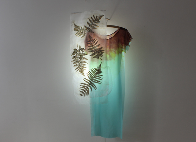 Kirsten Kötter: Farn mit Licht und Kleid, 2013, Leim, Stoff, Farn, Licht, Kleid aus Crepes de Chine, bemalt, 120 × 40 cm × 20 cm