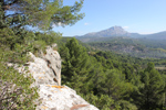 Peter Sandner:  Kirsten Kötter, Foto zum Aquarell mit Blick auf die Montagne Sainte-Victoire vom Mont Joli (beim Projekt Painting Site Specific), 02.10.2013