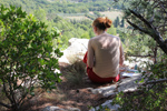 Peter Sandner:  Kirsten Kötter, Foto zum Aquarell Blick auf die Montagne Sainte-Victoire vom Mont Joli (beim Projekt Painting Site Specific), 02.10.2013