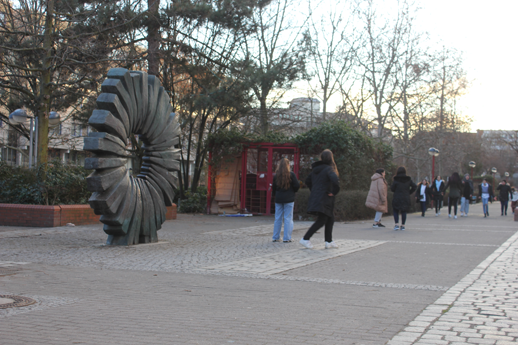 Foto Skulptur Sonne, Rollbergsiedlung, Neukölln, Berlin (Foto: Kirsten Kötter)