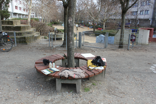 Foto Falkplatz, runde Bank beim Spielplatz, Rollbergsiedlung, Neukölln, Berlin (Foto: Kirsten Kötter)