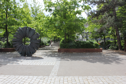 Foto Skulptur Sonne, Rollbergsiedlung, Neukölln, Berlin (Foto: Kirsten Kötter)