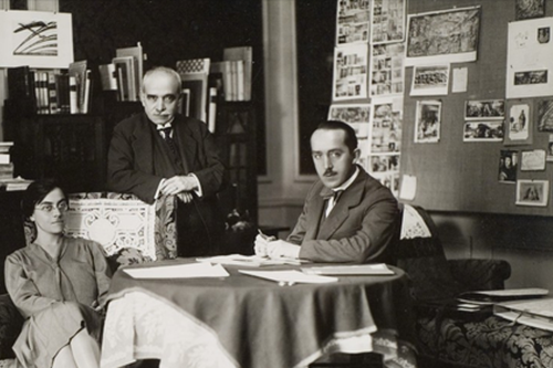 Abbildung Haus der Kulturen der Welt: Aby Warburg (Mitte) mit Gertrud Bing und Franz Alber vor Warburgs Tafelentwürfen, Rome, Palace Hotel, Mai 1929